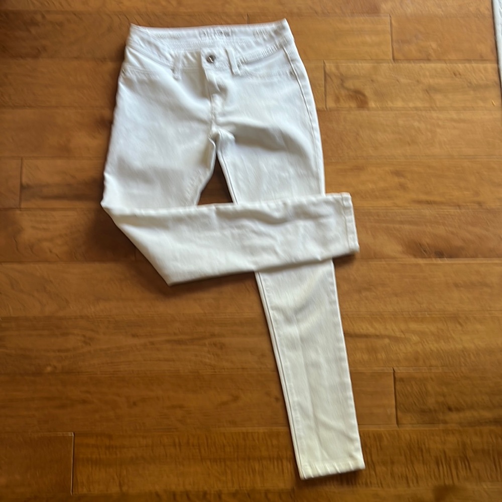 EUC DL 1961 White Emma slim jeans 24 x 28